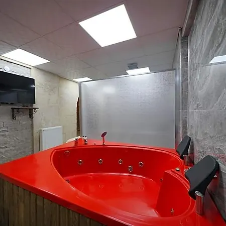 Cave Rooms&pool Hotel 3*
